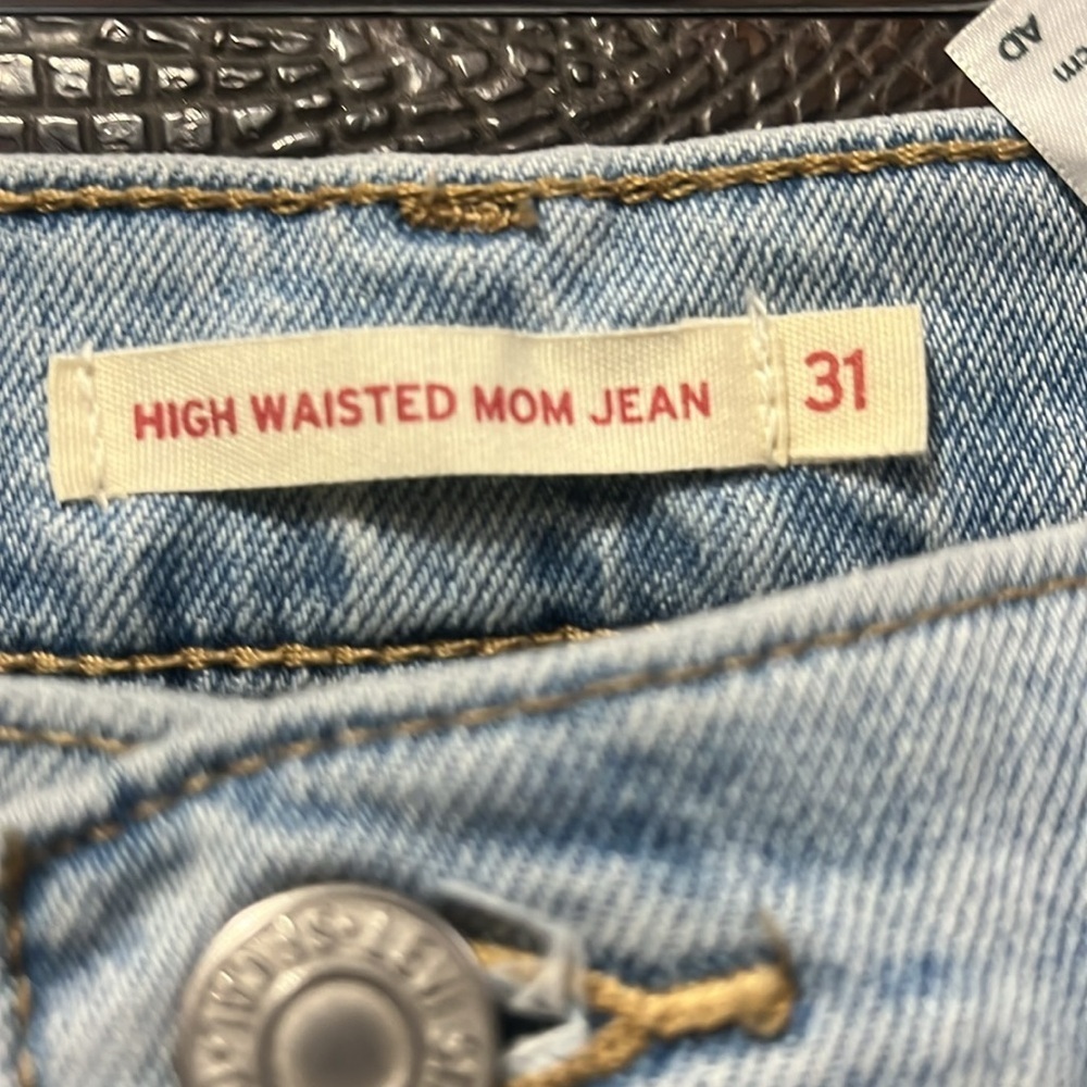 Levi's HighWaisted Mom Jeans Sz 31 Distressed Straight Jeans with Classic Style - Picture 5 of 11